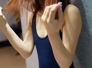 分享美图的时刻到！ROSI黑色蕾丝，这气氛让人不由得想多看几眼，哈哈。