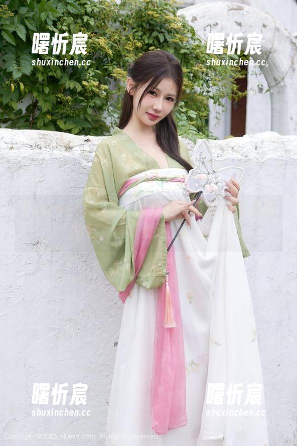 Xiuren秀人网 - 揭开艾小青的黑丝美图图包，谁叫她这么会撩！
