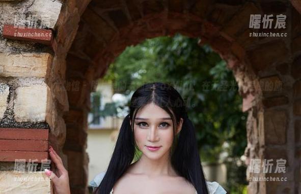 YouWu尤物馆 - 图片里的孟狐狸FoxYini：在无圣光中摇曳的旗袍，真是美得让人心动。
