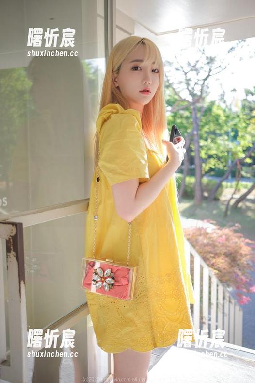 孙乐乐(손예은)的写真提醒我：‘LEEHEEEXPRESS’真是个奇怪的名字，但又忍不住想点开。