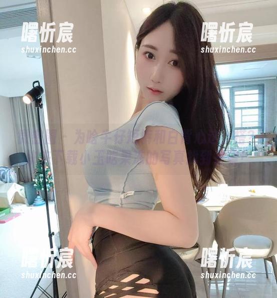 微密圈 - 为啥牛仔短裤和白背心这么搭？快来下载小玉吃果冻的写真找到答案！