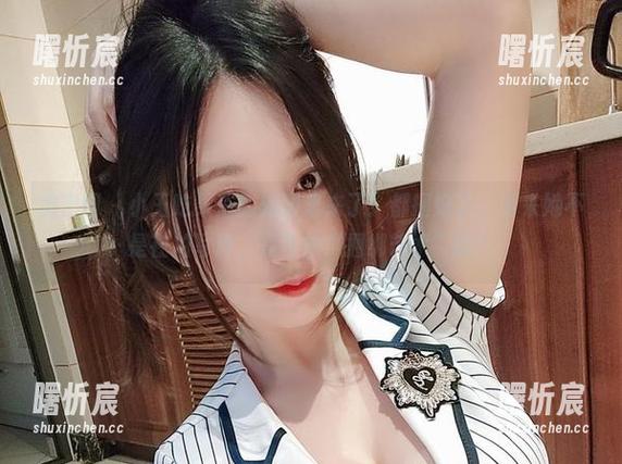 微密圈 - 小玉吃果冻的新图集来了！都捆好了，看来她不是在拍写真，是在拍“捆绑艺术”啊！