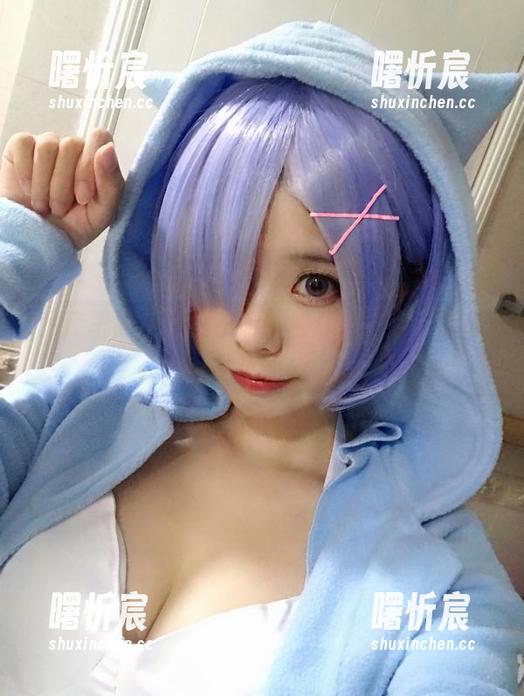 图库里的小野妹子w：校服下的春天悄悄绽放