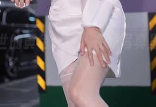 抖娘利世的黄色战袍：在线写真里的色彩狂欢！