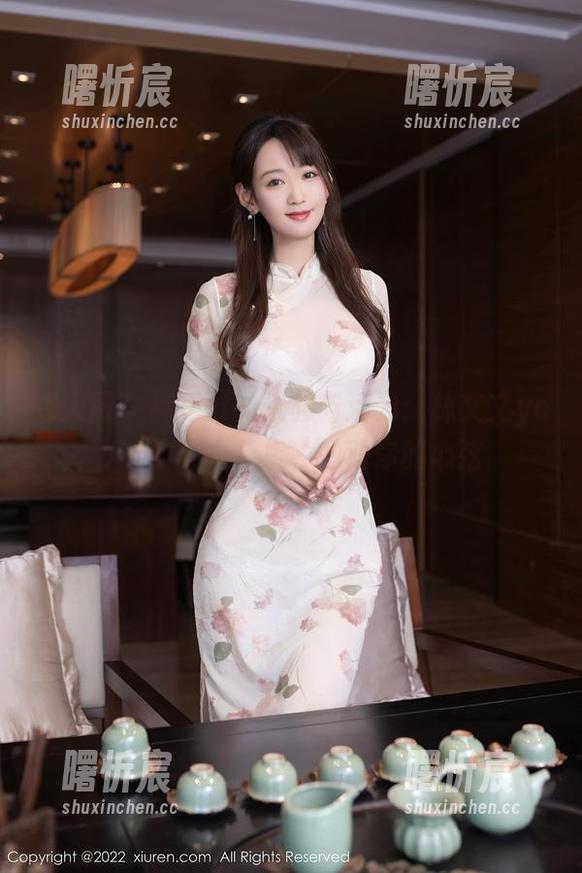 秀人网 - 裤里丝的优雅与活力：林文文yooki的写真合集，触动你的心弦