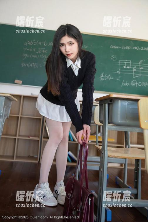 秀人网 - 芝芝Booty私房美图：旗袍丝袜穿搭，简直是腿神降临！