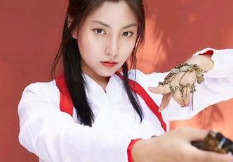 蜜桃社 – 看了许思铭的油亮私房原图，心里默默想：这是艺术还是暗示？