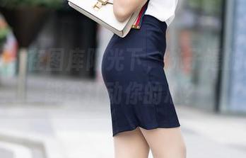 语画界 – 在图库阳光下，林子遥的牛仔裤能否打动你的心？