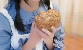 逐月Su的小护士，图集中每一页都像是一本未解的谜。