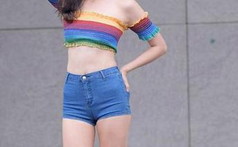 魔镜街拍 – 婷婷的最新图包放送！白色吊带连衣裙搭黑丝美腿，忍不住想问，这天上掉下来的仙女吗？