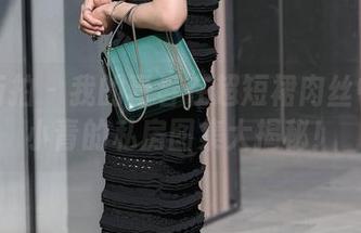魔镜街拍 – 我的青春在超短裙肉丝中：艾小青的私房图集大揭秘！